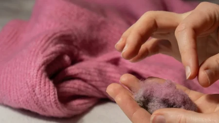 Nerviraju vas grudvice na odeći? Ovo će rešiti problem očas posla, ponovo će biti kao nova