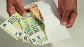 Svaka beba rođena ove nedelje dobija čak 2.000 evra:  Ova komšijska zemlja donela šok odluku!