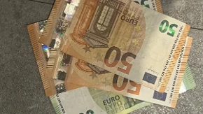 Čačani masovno menjaju dinare u eure, dešava se da zbog ogromne potražnje nestane deviza: Iz menjačnica poručuju - nema mesta panici
