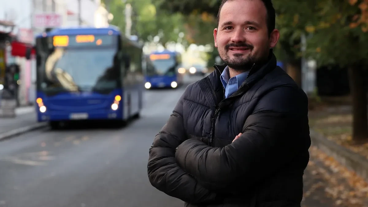 Svi ga pitaju da li 706E ide do Zelenog venca, a njegov odgovor nasmejao je Srbiju: Upoznajte Slavka, najduhovitijeg vozača autobusa