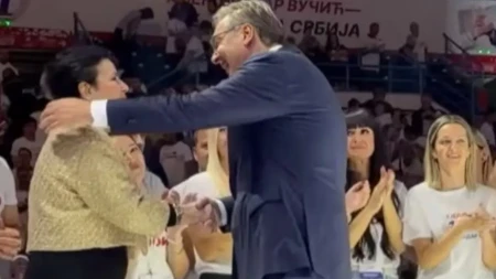 "Hvala Vam, draga Snežana, na ljubavi, podršci i poverenju" Tri poljupca za Vučića! (VIDEO)