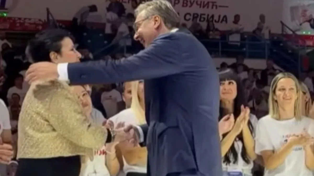 "Hvala Vam, draga Snežana, na ljubavi, podršci i poverenju" Tri poljupca za Vučića! (VIDEO)