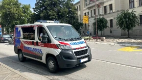 Deka (73) teško povređen u Novom Sadu: Hitno prevezen u Urgentni centar