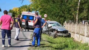 Teška saobraćajka kod Požarevca: Auto uništen, Hitna pomoć na terenu
