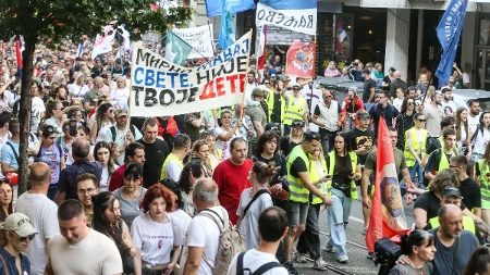 Gledaj, Srbijo, kako blokaderka pljuje po našim selima: Lažna elita otvoreno mrzi srpske domaćine (VIDEO)