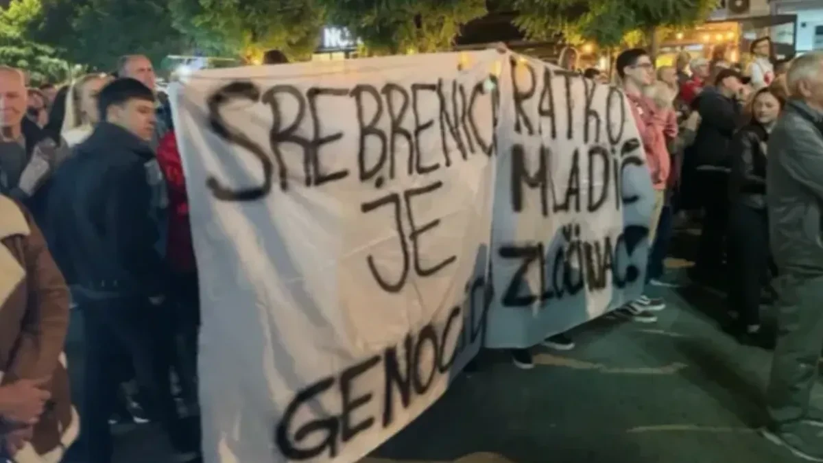 Skandalozne poruke sa blokaderskog mitinga u Novom Pazaru: Srebrenica je genocid, Mladić je ratni zločinac