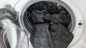 Zbog ovih grešaka crna odeća bledi: Prave ih mnoge domaćice, a nisu ni svesne da uništavaju garderobu