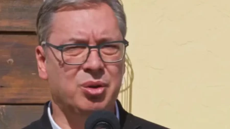 Vučić nastavlja borbu za Srbiju! "Moram da poljubim deliju našeg!" Građani sa oduševljenjem dočekali Vučića u Vrbasu