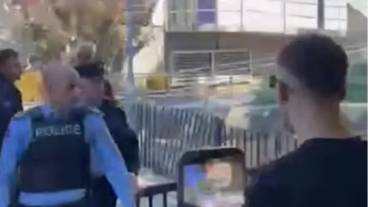 Šiptari opkolili zgradu skupštine u Prištini! Razbijaju stakla, pokušavaju da provale, silom ih vraćaju unutra (VIDEO)