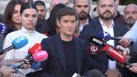 Ana Brnabić ispred parlamenta poručila: Studentska lista je prevara (VIDEO)