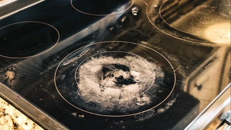 Trik od 100 dinara vraća sjaj indukcionoj ploči: Evo šta morate da uradite da bi bele naslage potpuno nestale