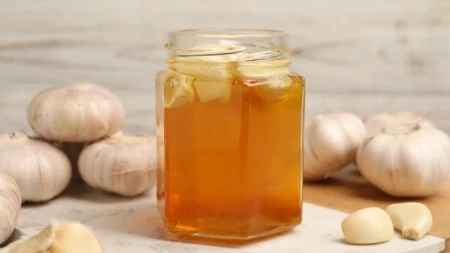 Prirodni antibiotik ili opasan otrov?! Ljudi masovno prave "lek" od belog luka i meda koji su videli na TikToku, evo zbog čega ni malo nije bezazlen