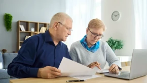 Penzionerima se smanjuju računi za struju: Evo koji je uslov za 1.000 dinara popusta mesečno