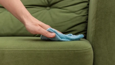 Fleka na sofi? Nemojte odmah da trljate, jedna greška može da napravi još veći problem