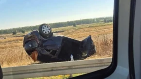 Nezgoda kod Novog Sada: Automobil se prevrnuo na krov 
