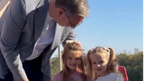 Vučića raznežili najmlađi! Posle zagrljaja dve devojčice i poklona malog Tome, usledio još jedan poseban susret (Video)