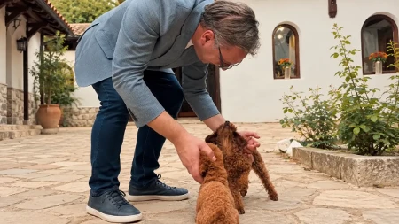 Vučića u manastiru Jovanje sačekalo neobično iznenađenje! Pogledajte ko čuva ovu svetinju (Video)
