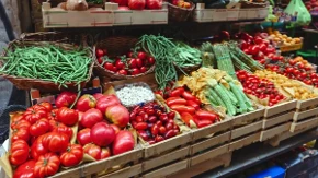 Šta kupovati na pijaci, a šta u marketu? Podela koja može da vam sačuva novac