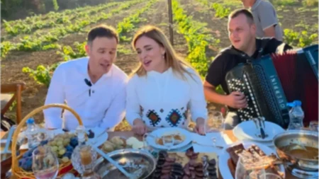 Mali i Milica Zavetnica zasukali rukave! Gulaš, rakija i pesma u Kaluđerici, pogledajte šta joj je poklonio (Foto)