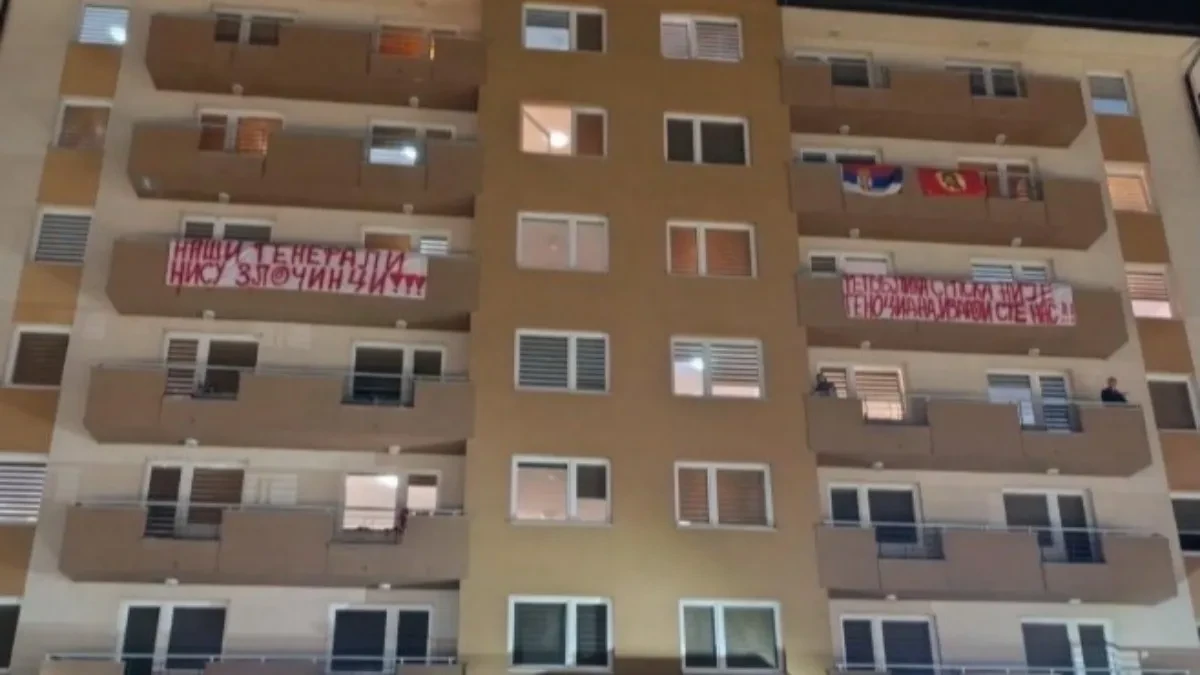 Srpska ustala protiv blokaderskih parola! Studenti okačili transparente na domove: „Nismo genocidni, izdali ste nas!“ (Foto)