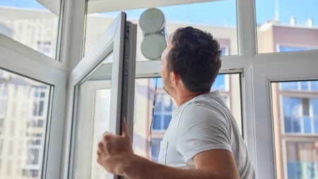 Sipajte ovo u vodu kada perete prozore: Beli okviri ponovo će izgledati kao da ste ih ugradili