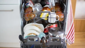 Čaše izlaze mutne iz mašine za sudove? Bele naslage mogu da se uklone uz jednostavan trik