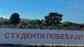 Hit blokadera: Transparent “Studenti pobeđuju” postavili na groblje