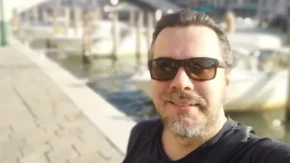 "To su teški narkomani, smeju se mojoj bolesti" Pevač opleo po kolegama, a evo sa čime se godinama bori