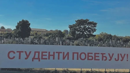 Zbog ovog bizarnog poteza se svi sprdaju s blokaderima: Bože sačuvaj, postavili transparent Studenti pobeđuju na groblju 