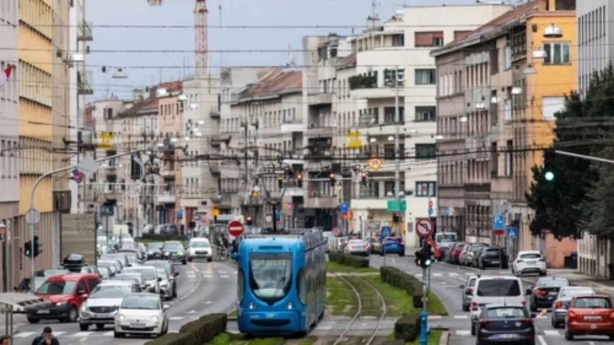 Zagrepčani ostali u neverici! Devojke se ukrcale u tramvaj sa neobičnim „prtljagom“, a onda je nastao haos