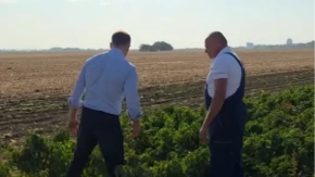 "Ovo podseća na mladost, moji su ovo stalno jeli" Siniša Mali zasukao rukave pa na njivi ubrao najzdravije plodove: Kao što kažu domaćini