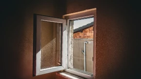 Sve više ljudi razmatra zamenu belih PVC prozora - ovaj materijal ima važnu prednost
