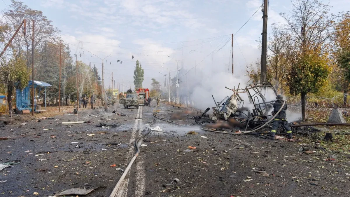 Rusi bacili avionsku bombu, 30 mrtvih! Pogođeni autobusi, tela razbacana po putu - jezivi prizori u Kramatorsku (FOTO)