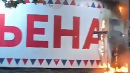 Ko je zapalio baner SNS-a na Vračaru i zašto se ćuti? Nasilje nad političkim neistomišljenicima postaje sve opasnije! (VIDEO)