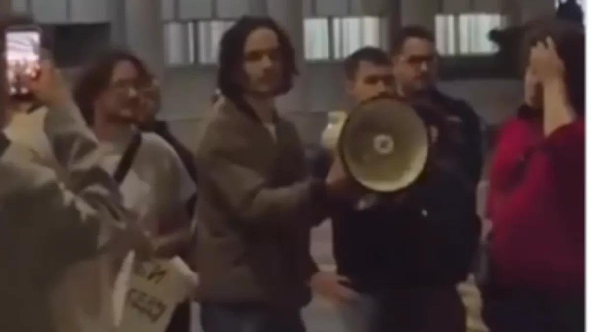 Snimak sa protesta zapalio mreže: Blokader oteo megafon i napravio scenu koja se ne može prepričati