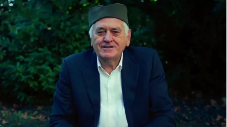 Toma Nikolić sa šajkačom poručuje:  "Sve naše vrednosti su pod udarom onih koji hoće da sruše Srbiju, moramo da je odbranimo - sutra u Kragujevcu"