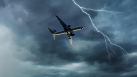 Drama na 5.000 metara: Grom udario u avion sa 104 putnika!