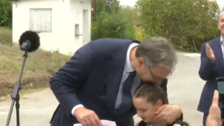 Dirljiv trenutak na Oplencu: Anđelija Vučiću napisala „Ne ostavljajte nas, volimo vas“