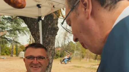 Vučić zastao zbog sremskih čvaraka usred Šumadije: „Top su ti, daj mi pola kila“