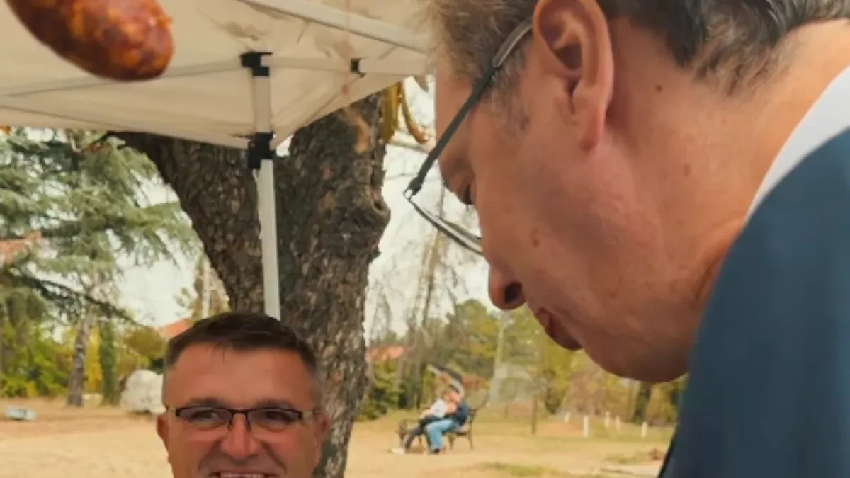 Vučić objavio snimak: Probao sremačke čvarke u srcu Šumadije (VIDEO)