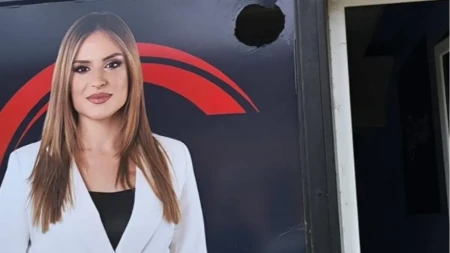 Vandalski napad u Arilju! Razbijen izlog prostorija Zavetnika tokom posete Milice Đurđević Stamenkovski (FOTO)