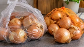 Luk nikada ne čuvajte u plastičnoj kesi! Zbog ove greške brže truli, a mnogi je prave