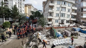 Urušila se zgrada u centru Istanbula! Više ljudi poginulo, službe na terenu!