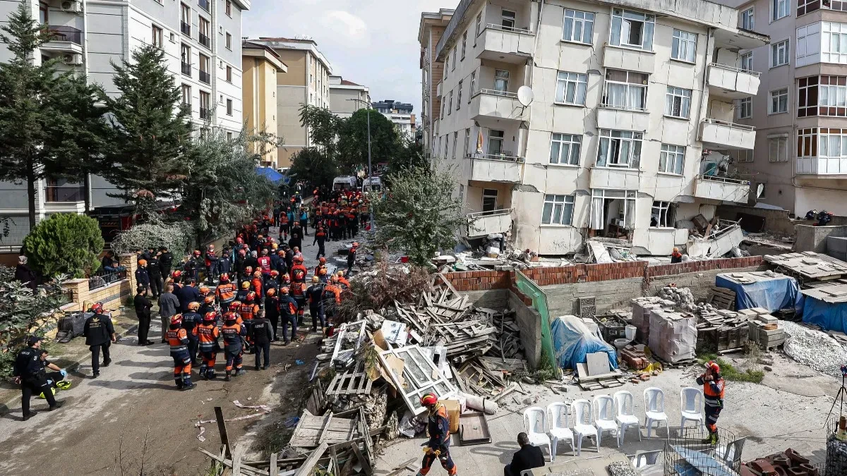 Urušila se zgrada u centru Istanbula! Više ljudi poginulo, službe na terenu!