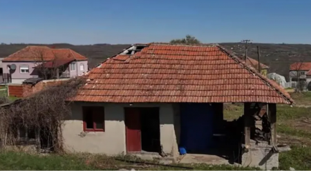 "VIŠE NAS I NE POZNAJE" Pevač se "kupa" u luksuzu, a na porodični dom zaboravio (FOTO)