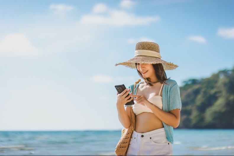 DEVOJKA PUTUJE PO SVETU I U SVAKOJ ZEMLJI IMA DEČKA KOJI JOJ PLAĆA TROŠKOVE Komentari na mrežama su brutalni
