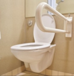 SKANDALČINA U RESTORANU U toaletu ispod WC šolje bila je KAMERA koja je sve snimala uživo - žena je zanemela od šoka, policija je odmah reagovala