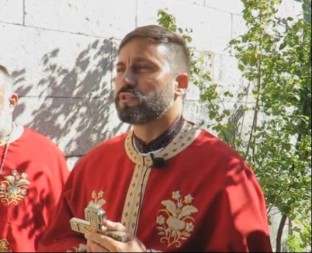 MILOGORCI MU PALILI AUTO, SADA NA METI HRVATA! Novi napad na sveštenika Mijajla Backovića