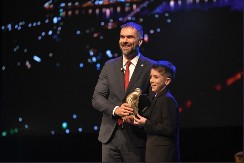 FEBRUARSKA NAGRADA U RUKAMA MALENOG LEONIDA Svečana akademija povodom Dana grada u Srpskoj Atini