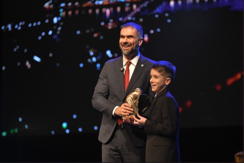 FEBRUARSKA NAGRADA U RUKAMA MALENOG LEONIDA Svečana akademija povodom Dana grada u Srpskoj Atini